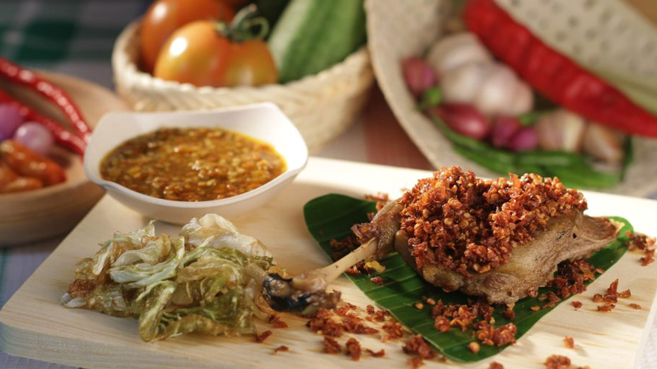 Resep Plecing Bebek Pedas Segar Khas Lombok dengan Bumbu Meresap